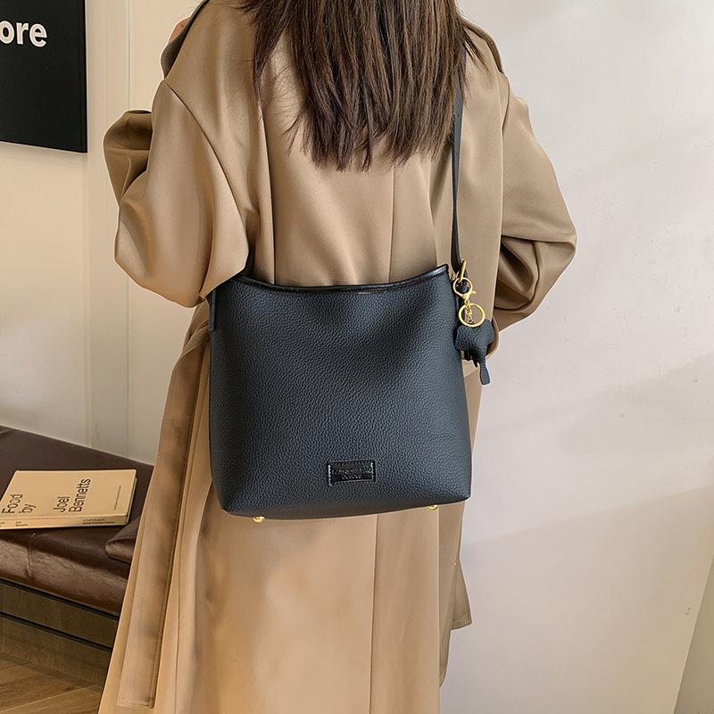 Niche design bag women's bag versatile 2025 new trendy large-capacity messenger bag contrasting color shoulder armpit bag
