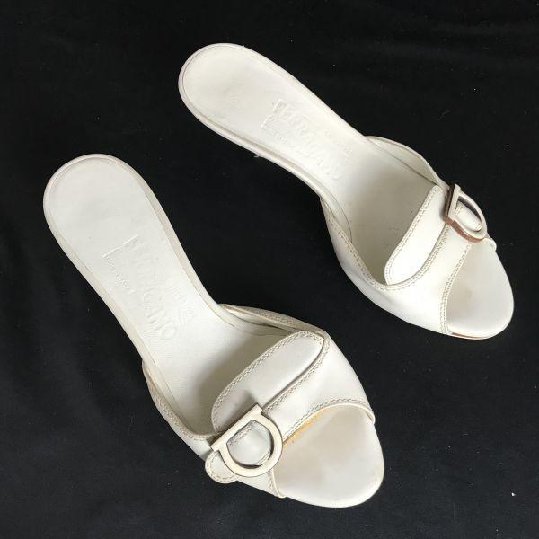 Salvatore Ferragamo Mules Sandalen mit offener Zehenpartie Größe 5D 22.0-22.5 Weiße Schuhe Mules(GEBRAUCHT)