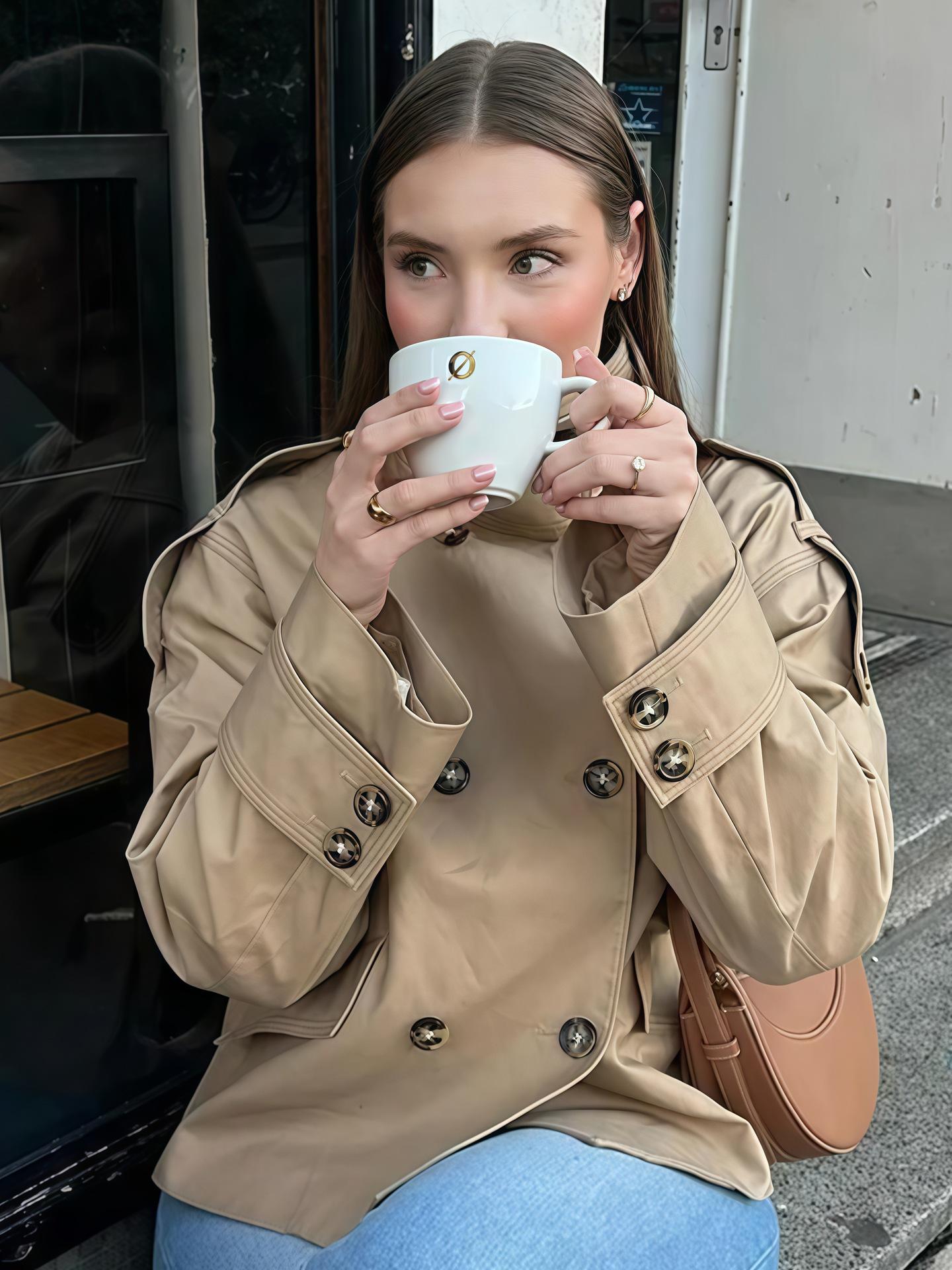 

Двубортный короткий тренч в европейском и американском стиле 2025 года со стойкой M грязно-белый