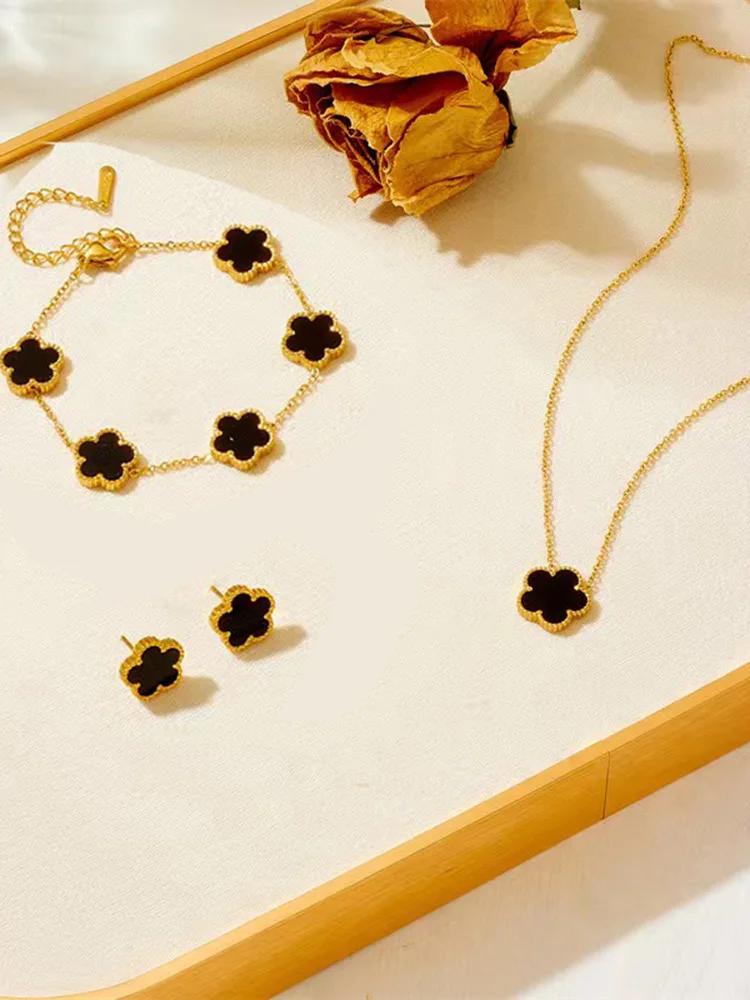 Set di gioielli da donna composto da 3 pezzi: collana, bracciale e orecchini in acciaio inossidabile con motivo floreale di pruno a cinque foglie.