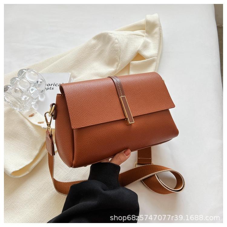 French Messenger Bag Large Capacity Commuter Shoulder Small Square Bag Premium Sense Bag 2025 New Wide Shoulder Strap Envelope Bag