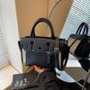 High-end contrasting color small bag women's new versatile messenger bag fashion handbag commuter bucket bag