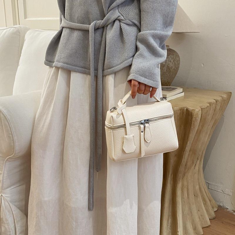 Small-scale Bag with A Slanted Shoulder Strap, Exquisite Korean-style Handbag with A Small Square Shape.