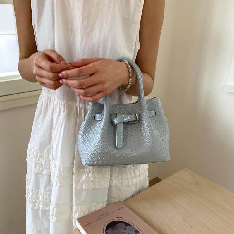 

Korean niche hand-held woven shoulder bag women s 2025 new hand-carried vegetable basket tote bucket messenger bag синій