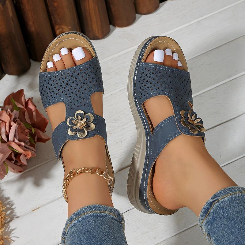 Dámské sandály na klínku s kulatou špičkou a nízkým střihem s květinovým prošíváním, ležérní letní nazouváky