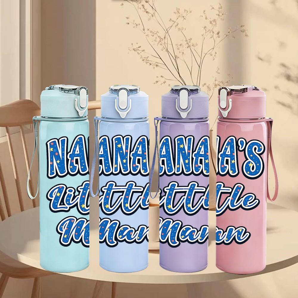 1PC Nana Little Man Slogan Print 750ml Color Plastic Sports Water Bottle Leakproof Flip Straw Lid Suitable for Sports Office Home Use