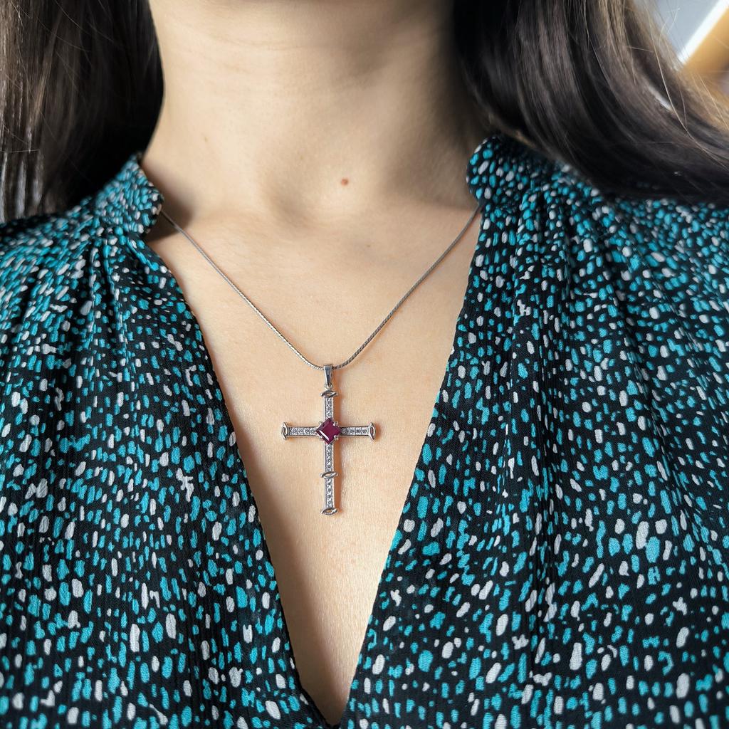 Серебряный крестик с рубином 1.53ct, фианитами (2206651)