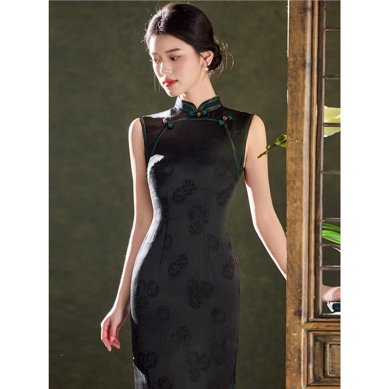 Black Sleeveless Jacquard Qipao: Retro, Elegant Spring/Summer Dress for Women