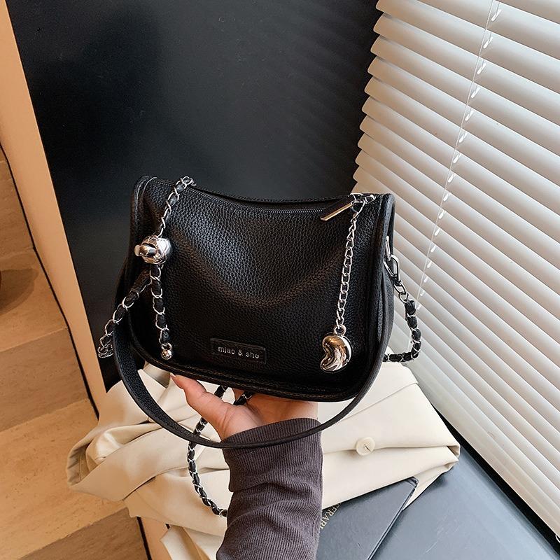 

Fashion new trend versatile small bag simple shoulder armpit bag chain casual small square bag чорний