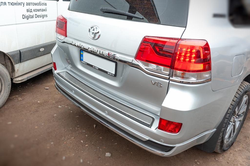 Вставка на задний бампер 2016-2025 (ABS-2025 нерж) для Toyota Land Cruiser 200