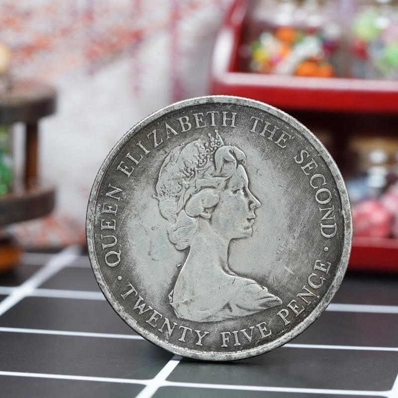 1978 Queen, Coins, British Tourist Souvenirs, Ornaments, Crafts, Props