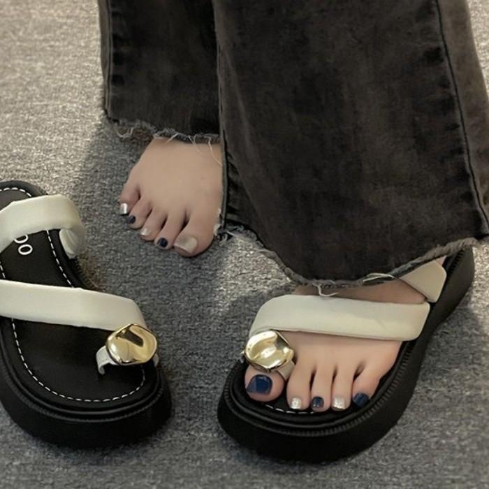 French small sandals outside women's 2025 summer new fashionable versatile metal cover toe cool slippers platform beach shoes