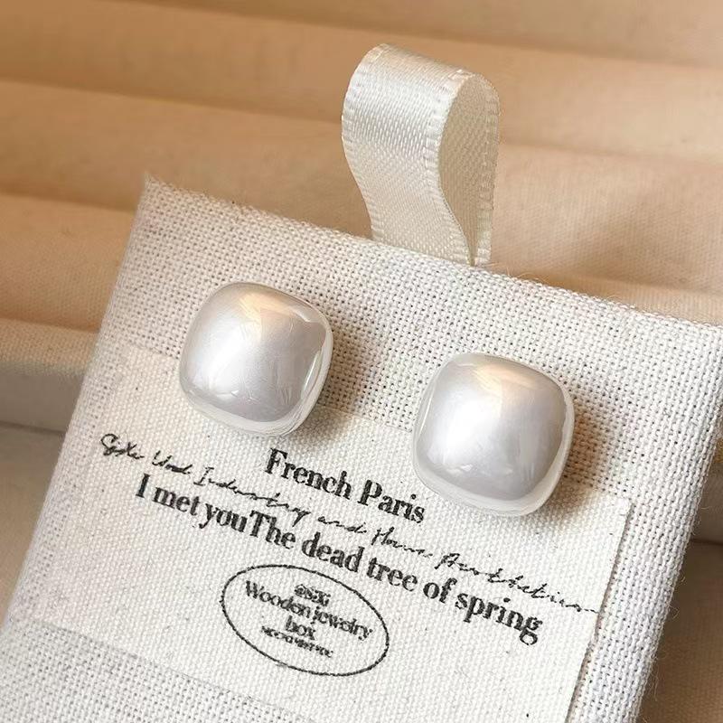 Elegant French Retro Floral Pearl Earrings - Geometric, Versatile, High-End Design for Women