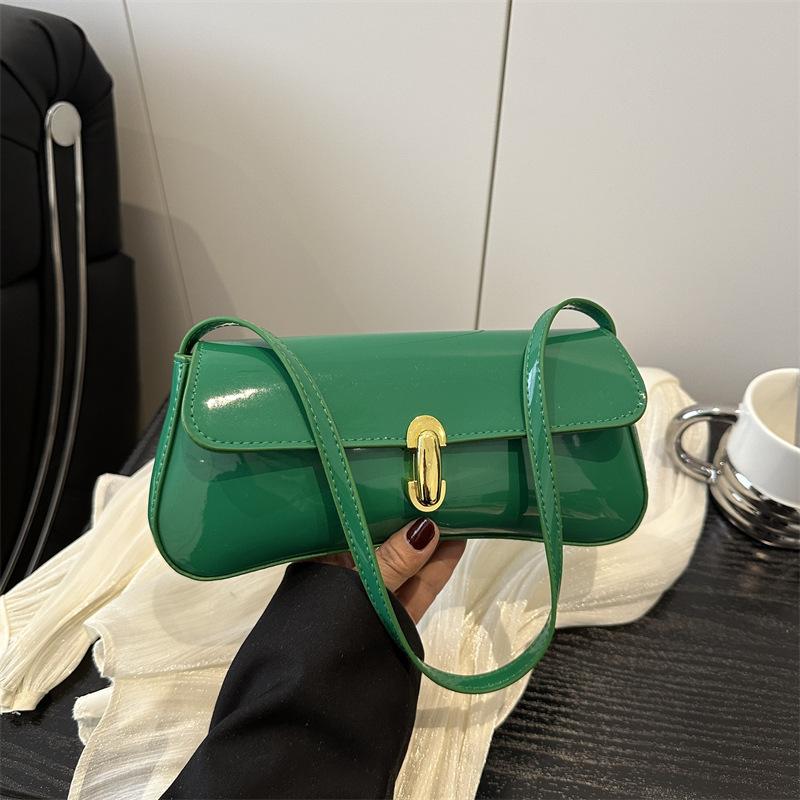 Bolsa de Ombro/Axila Vintage com Aba Decorativa em Couro Sintético Oleado para Mulheres Bolsa Tote Baguette com Fivela Adequada para Encontros, Passeios, Festas