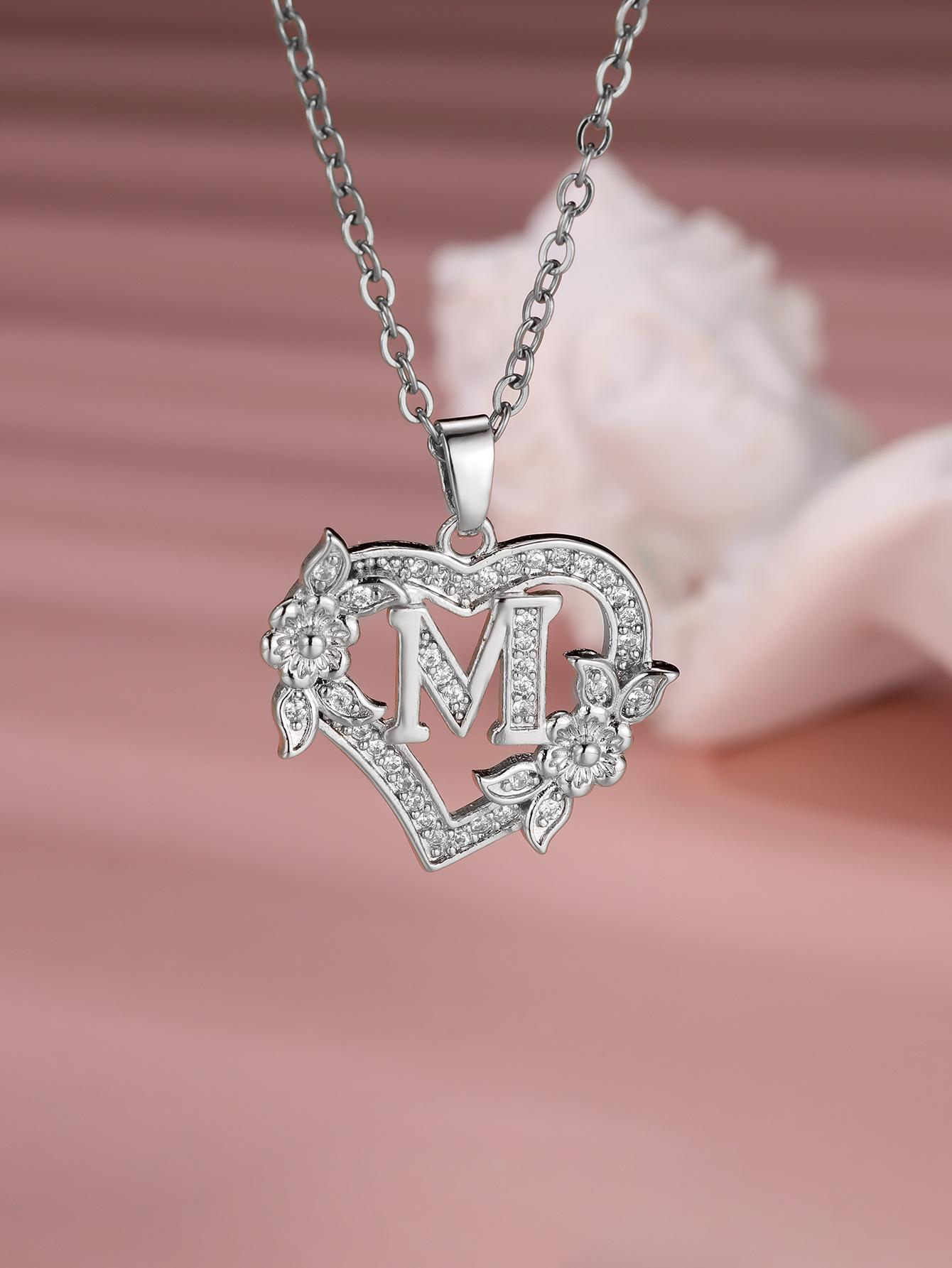 

Намисто у формі серця з англійською літерою - Модний та універсальний дизайн