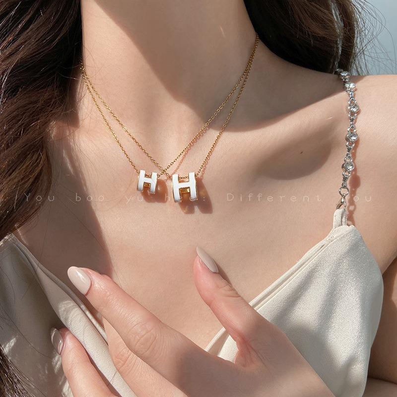 H letter pendant necklace women's niche high-end neck chain Xia titanium steel non-fading collarbone chain