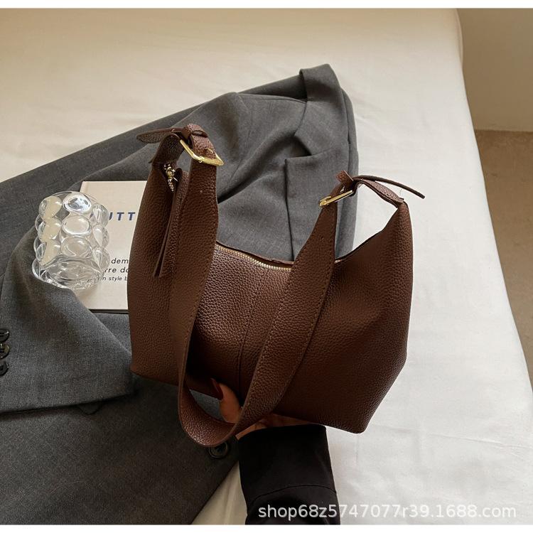 

Premium texture fashionable underarm small bag women s 2025 spring and summer simple versatile small square bag casual commuter shoulder bag