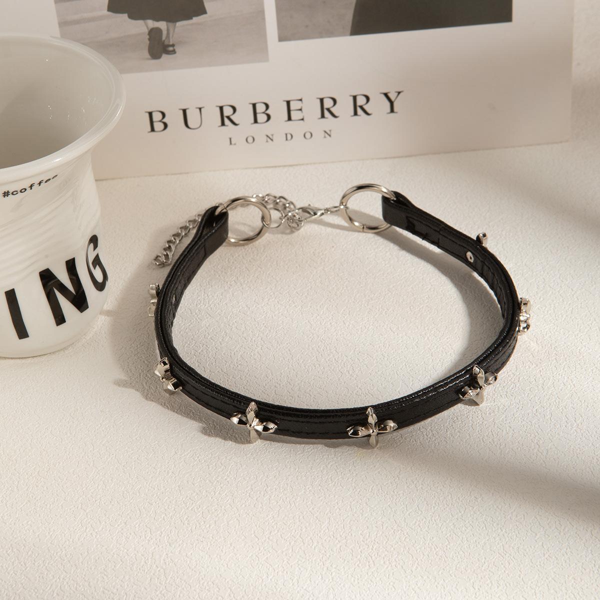 

Dark Cross Flower Stand Choker Collar, Light Luxury Niche High-End Leather Fashion Temperament Collarbone Chain