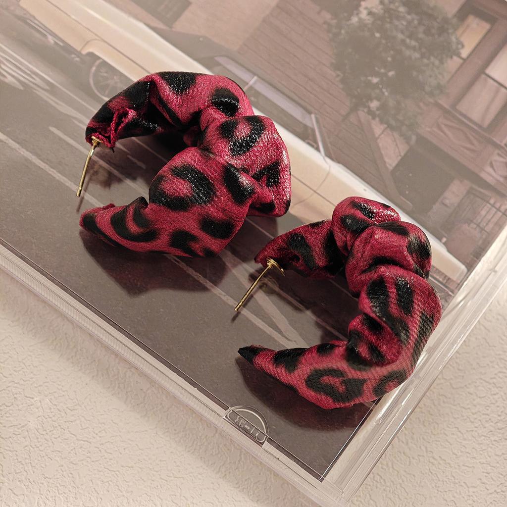 Autumn And Winter Leopard Print C-Shaped Atmospheric Pleated Earrings Women'S, Hong Kong Style Light Luxury Maillard Fashion Temperament Earrings
