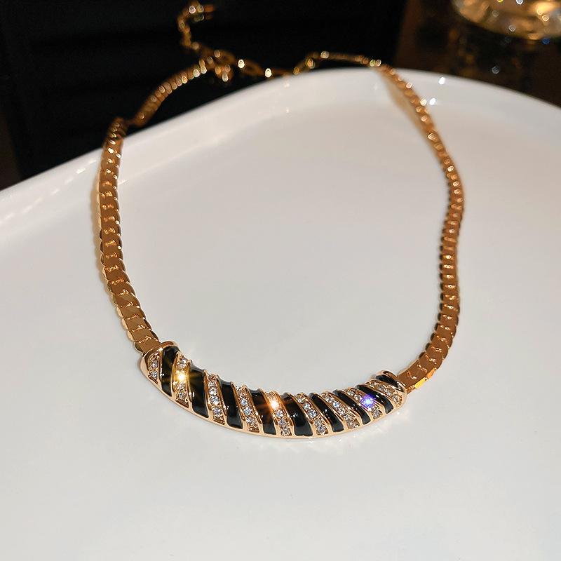 European and American metal heavy industry design necklace retro classic striped collarbone chain neck chain trendy diamond set luxury necklace women