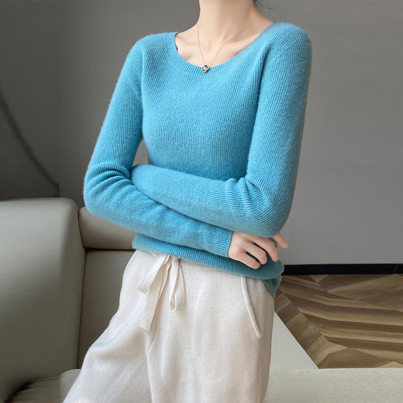 

Жіночий светр з 100% чистої вовни з круглим вирізом – однотонний, з довгим рукавом, приталений топ M