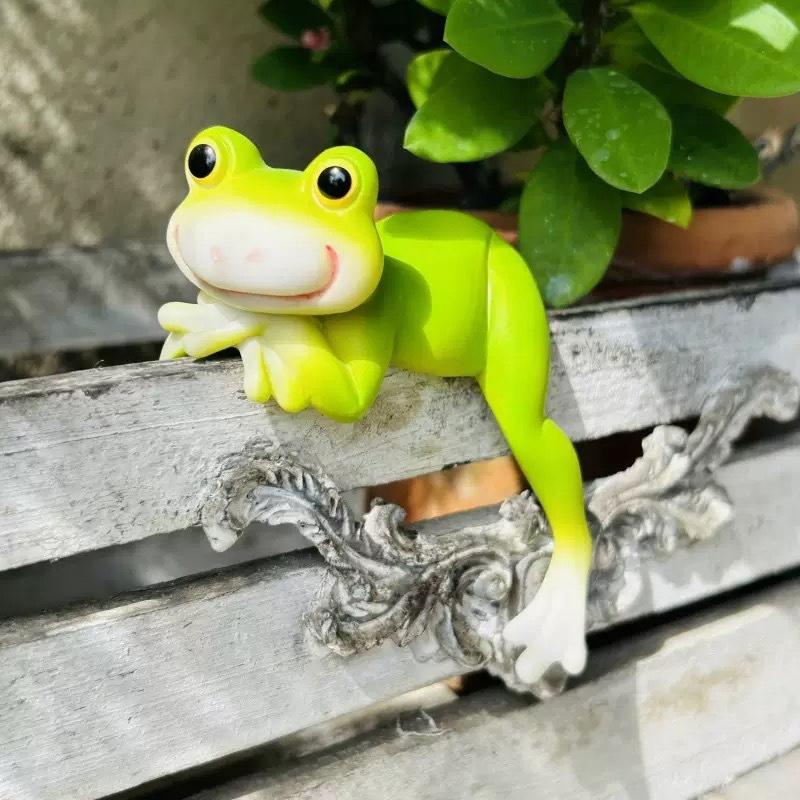2 Pack Cute Climbing Frog Figurines Flower Pot Hugger Resin Hanging Frog Sculpture Outdoor Statue Plant Pot Decorations