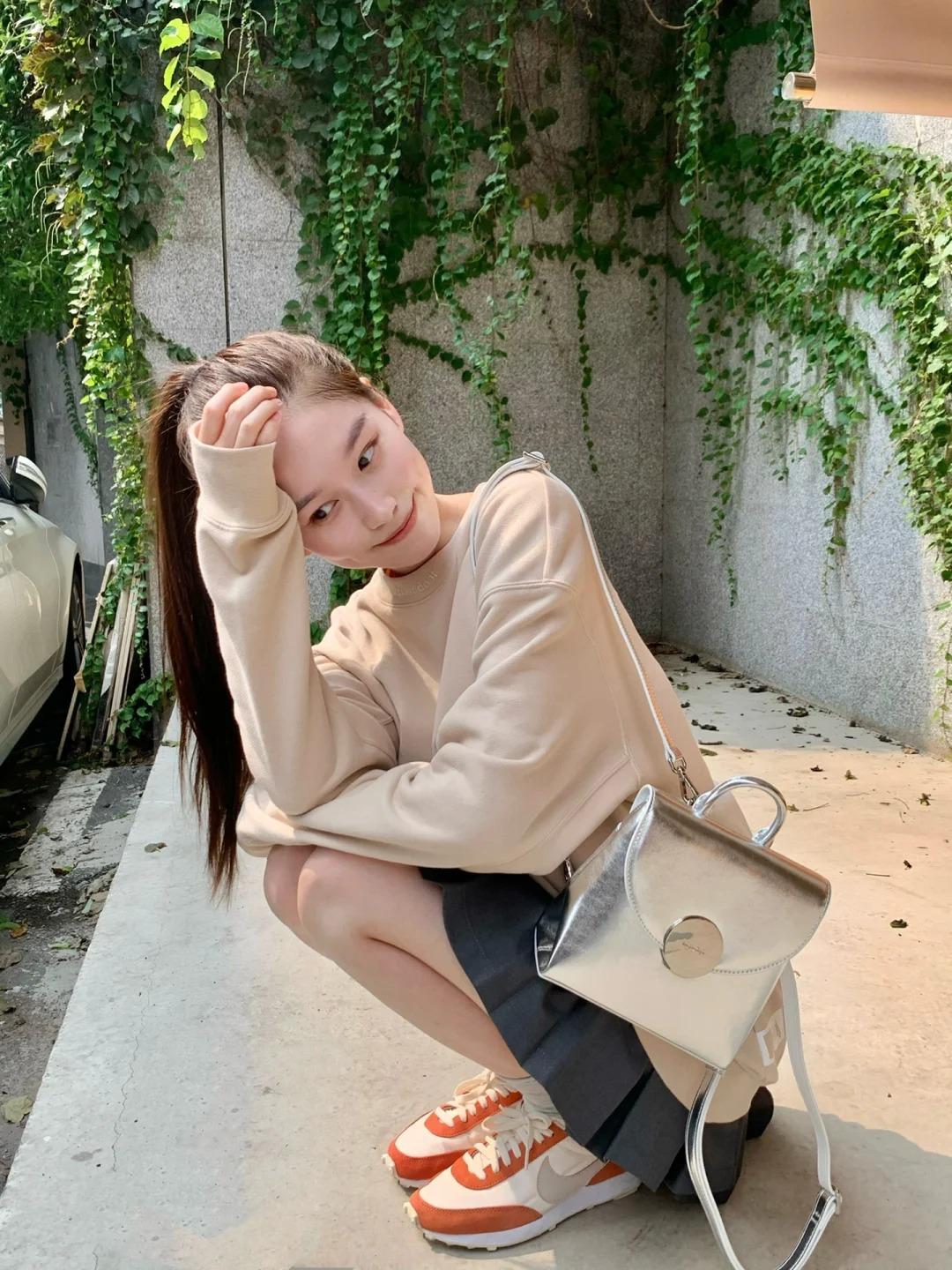 

Мягкий кожаный рюкзак для женщин 2024 года, новая модная сумка через плечо с нишей для поездок, маленькая школьная сумка с высоким чувством комфорта серебряный