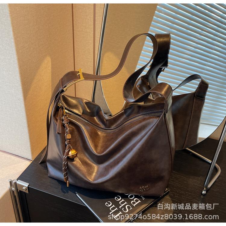 

2025 fashionable simple atmosphere commuter bag women s solid color foreign style versatile large capacity shoulder oblique span bag tote bag темно-коричневого