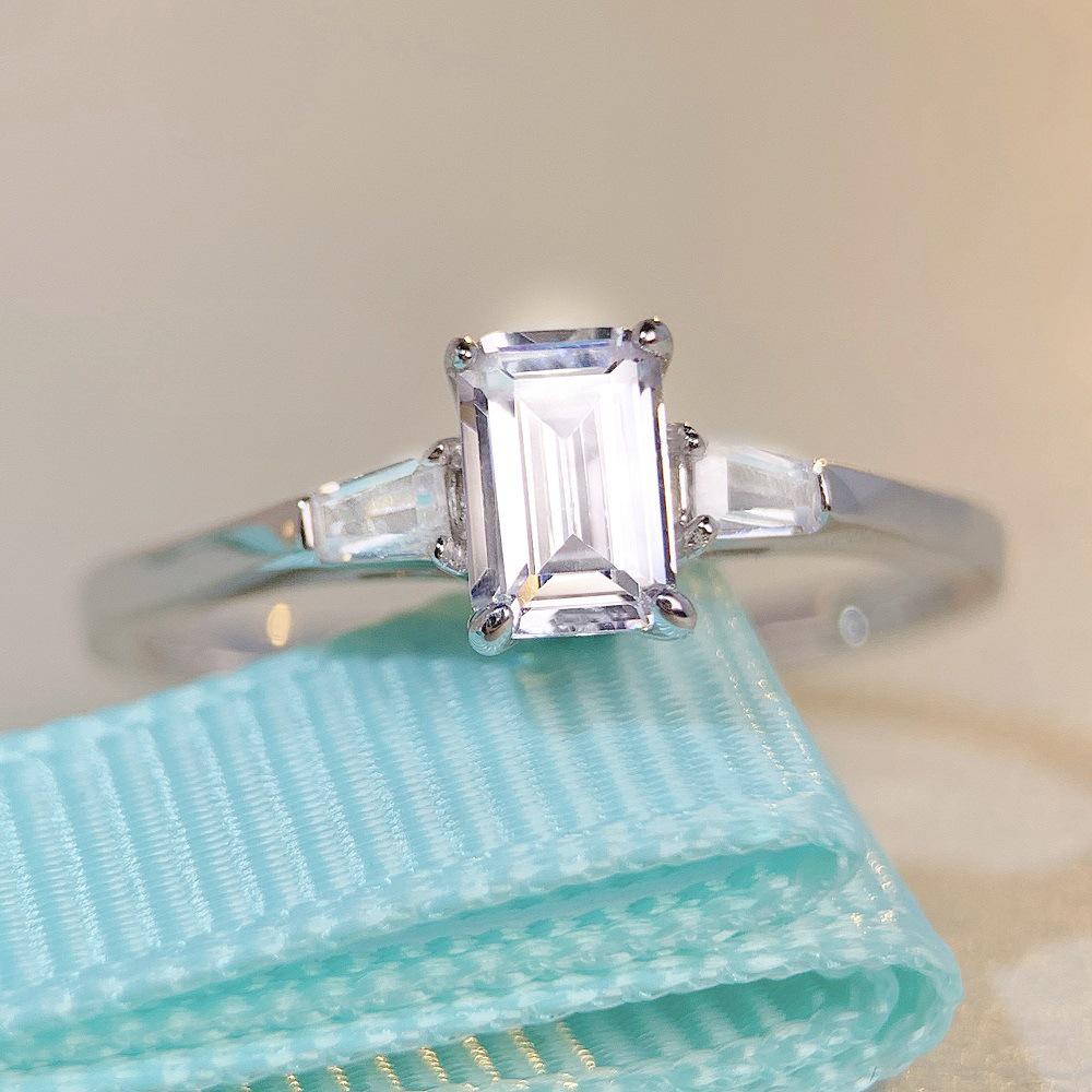 Nine Beauty Schmuck S925 Sterlingsilber Ring für Damen mit Radiant-Schliff Zirkonia Quadratisches Design - Schlichter, vielseitiger Stil