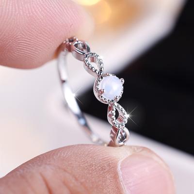 Класична елегантна каблучка з опалом для жінок. Кільця для заручин срібного кольору. Делікатний ювелірний подарунок