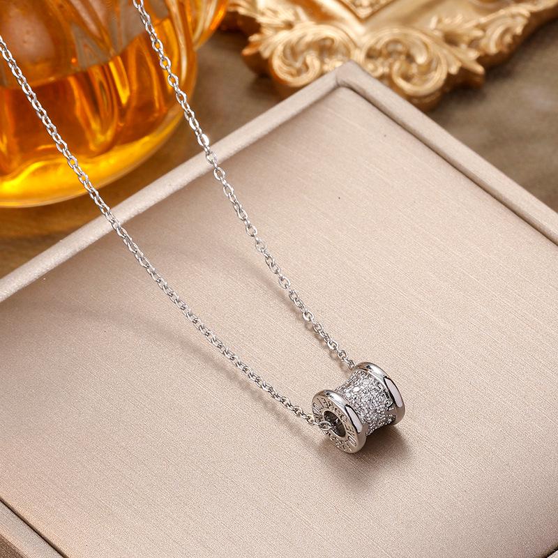 Exquisite Slim Waist Titanium Steel Necklace for Girls – Versatile Starburst Clavicle Chain with Light Luxury Appeal