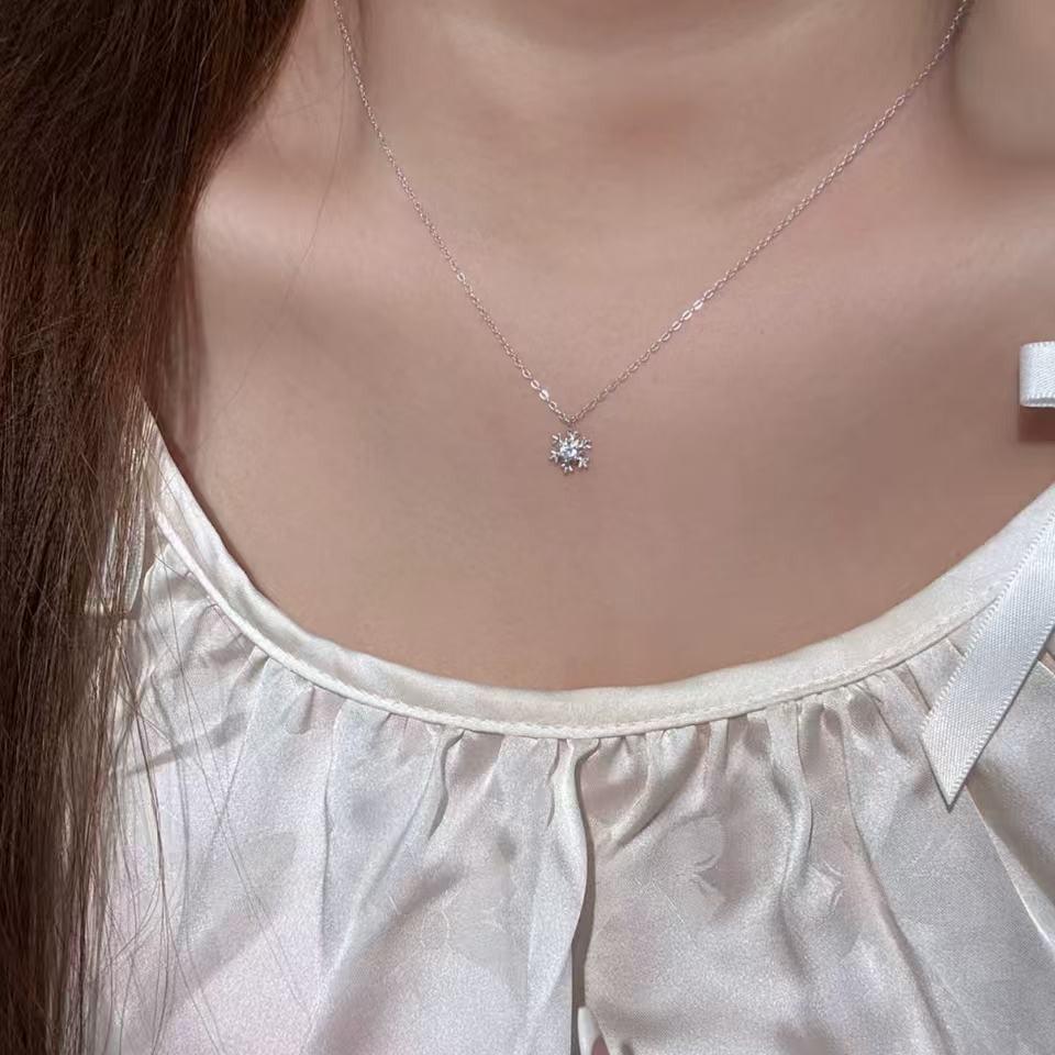 Gold-Plated Nickel Silver Snowflake Necklace for Women - Elegant Design with High-End Feel