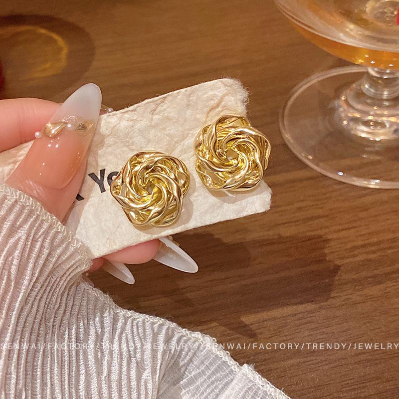 French Gold Hollow Flower Stud Earrings Women's Versatile Three-dimensional Metal Texture Earrings Cold Wind Simple New Earrings