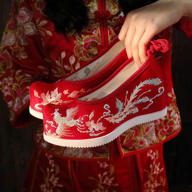 Embroidered Shoes Wedding Xiuhe Wedding Shoes New Old North Chinese Ancient Bridal Wedding Shoes Xiuhe Clothing Heightening Cloth Shoes