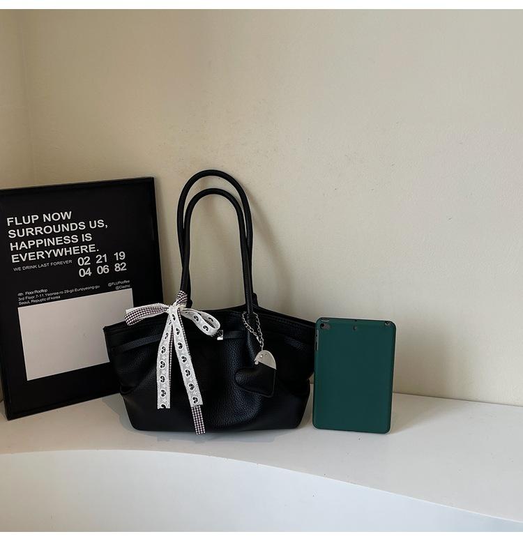 Shoulder bag Large capacity work commuter bag High sense fashion texture Niche women's bag