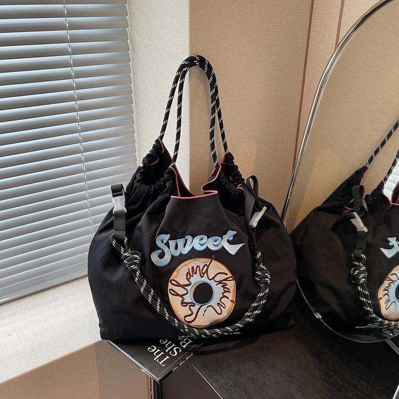 

Легкая повседневная тканевая сумка женская новая летняя вышитая сумка-тоут большой вместимости, универсальная сумка-мессенджер для поездок на работу чёрный