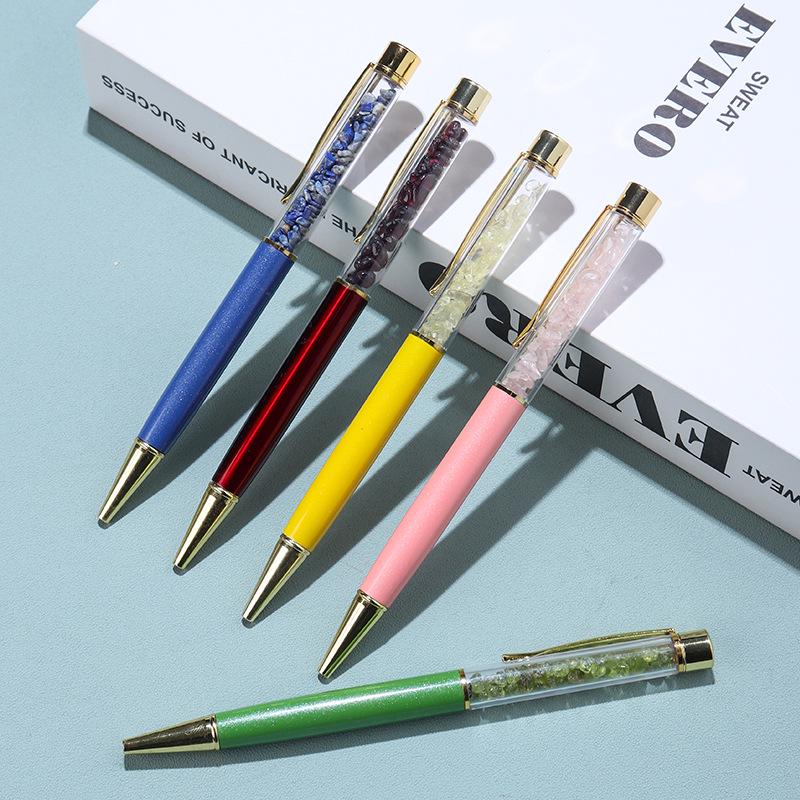 Kuličkové pero z přírodního křišťálového kamene: Energií nabité kroucené kovové pero, kancelářský dárek