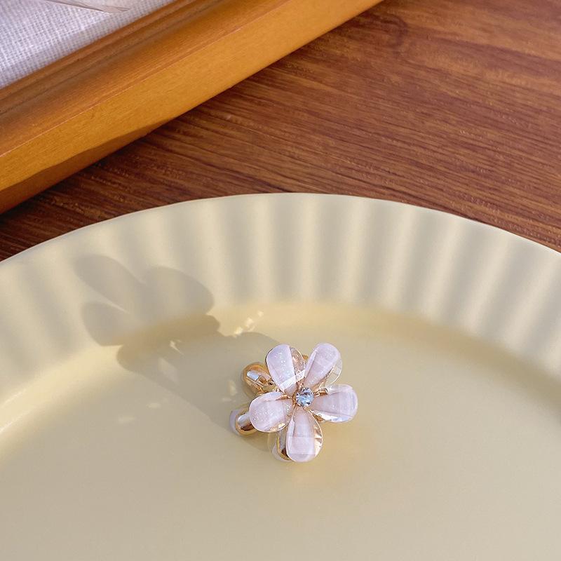 5/10PCS.Spring Camellia Hollow Small Claw Clips for Kids. Minimalist Floral Design, Durable Metal Texture, Secures Bangs Well.