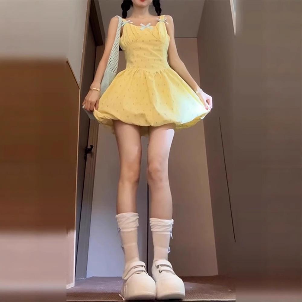Süßes kleines gelbes Pünktchen-Tulpenkleid - Spaghettiträger, Taillenbetonend, Puffrock, Sommerstil