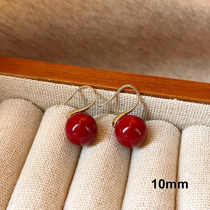 

Серьги на высоком каблуке с красным жемчугом и знаком зодиака — модный женский стиль знаменитостей