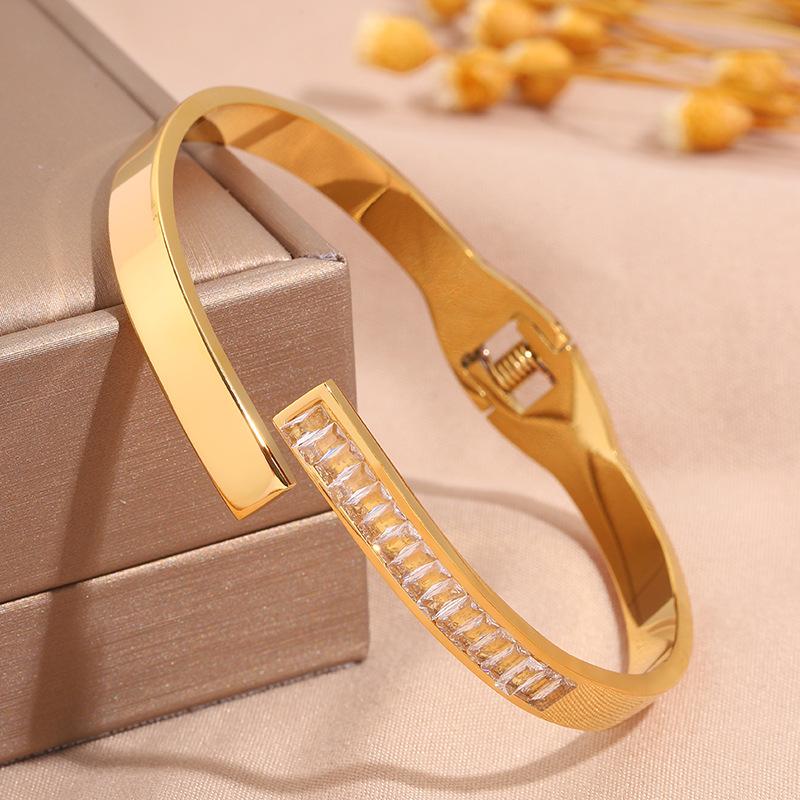 Hot-selling titanium steel bracelet, girls' high-end sense of fashion, popular light luxury in Europe and the United States, Gypsy star love diamond