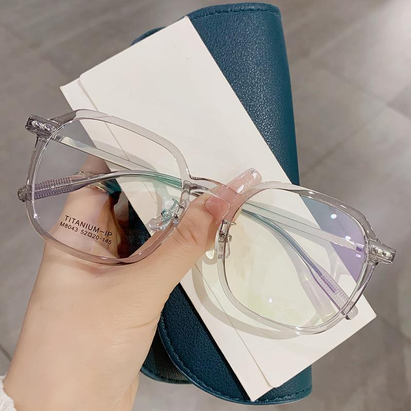 

Анти-синие очки для девочек с простым лицом можно оснастить очками с оправой в виде плоских очков