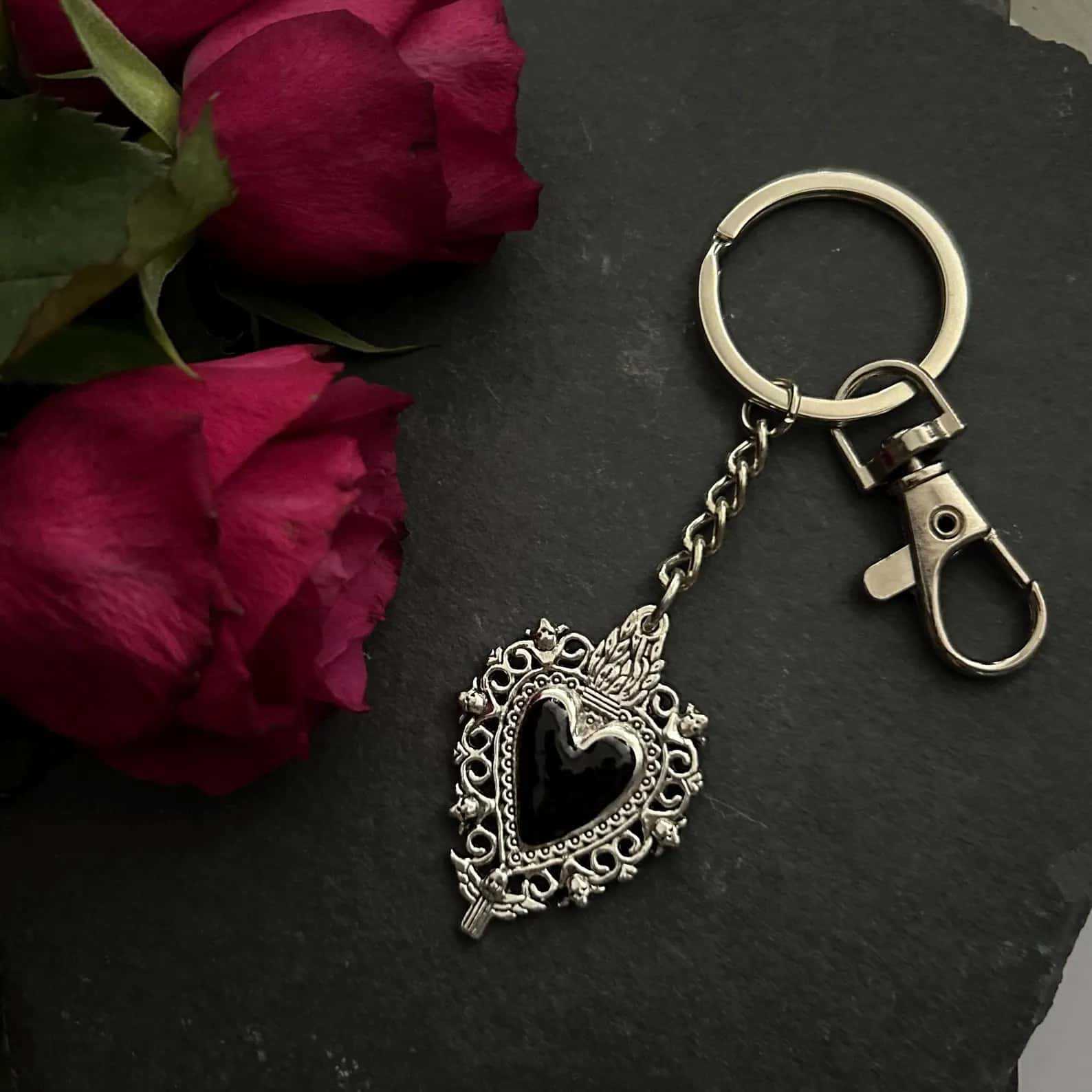 

Gothic Ornate Oxidized Silver Exquisite Detailed Patterns Heart-shaped Red Black Crystal Key Chain for Woman Men Fashion Jewelry