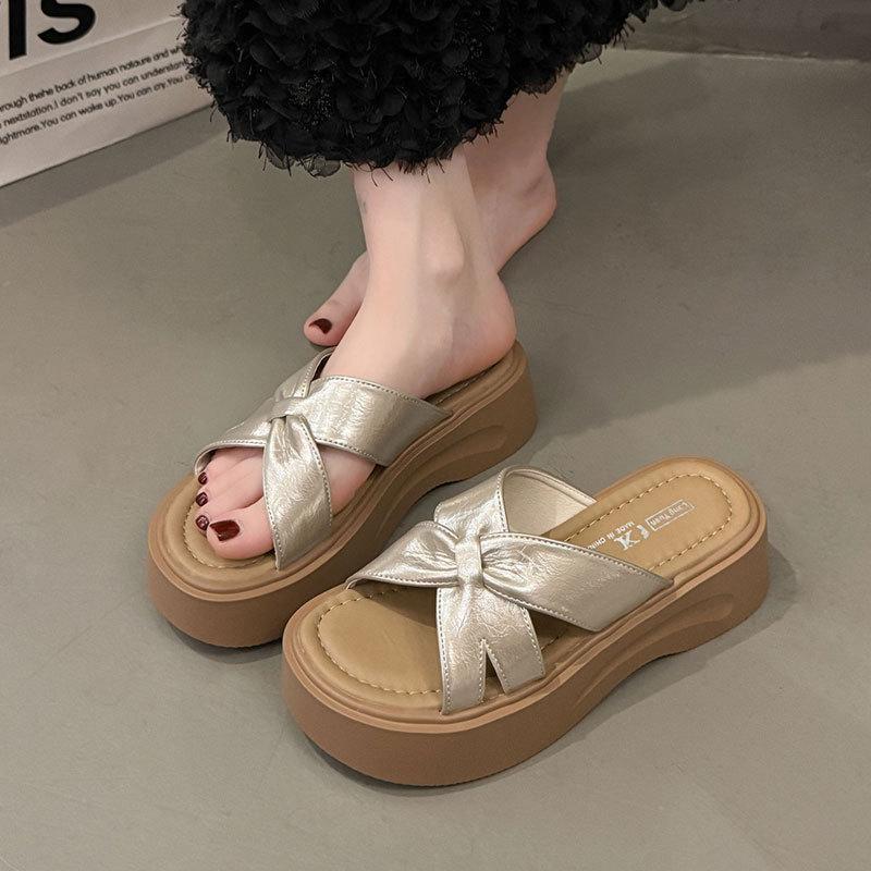 Internetkändis tjock sula coola tofflor dam sommar 2025 ny fe-stil med kjol casual strandtofflor