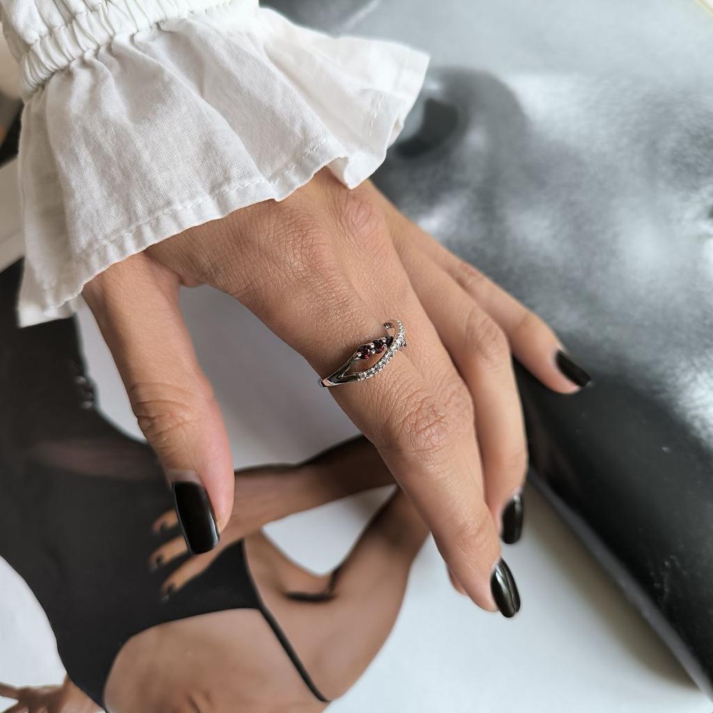 Серебряное кольцо с натуральным гранатом 1.125ct, фианитами, вес изделия 3,15 гр (2191407)