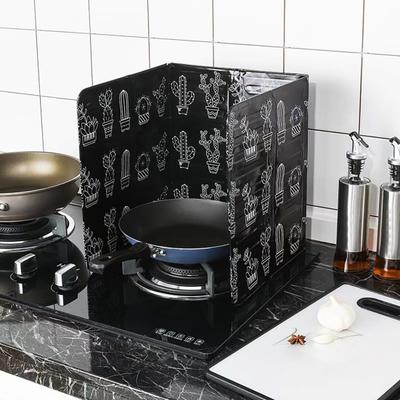 Opvouwbaar spatscherm met drie zijden, gemaakt van aluminiumfolie, beschermt het fornuis tegen voedselspatten.