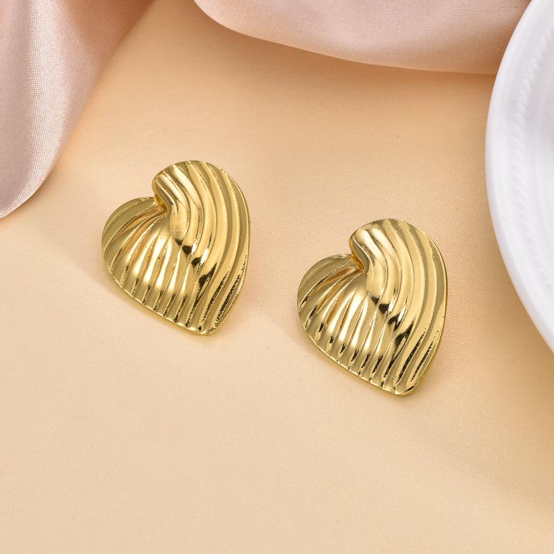 European/American 18K Gold-Plated Stainless Steel Heart Stud Earrings - Fashionable and Versatile Jewelry