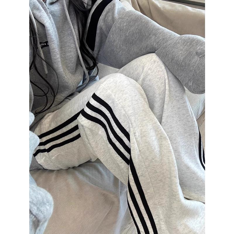 Dámské pruhované splývavé tepláky s rovnými nohavicemi, Jaro/Podzim 2025: Všestranné široké nohavice s manžetami, ležérního střihu.