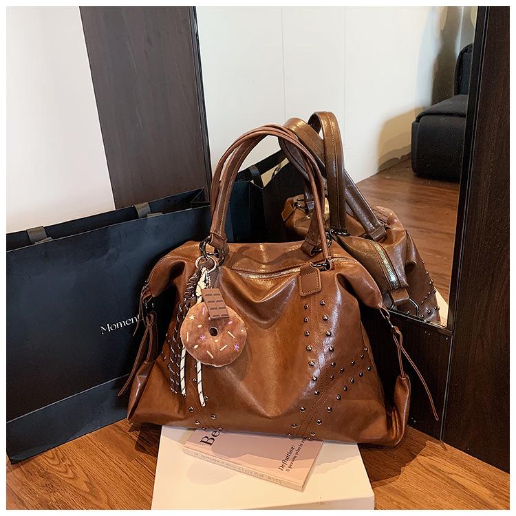 2025 Dámská kabelka ve korejském stylu s cvočky - Trendy kabelka přes rameno a do podpaží