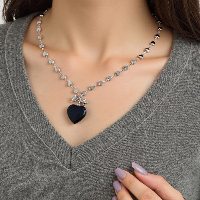 Chic Heart Pendant Necklace Sturdy Alloy Jewelry Elegant Clavicle Chain Perfect For Daily Wear Parties Gifts